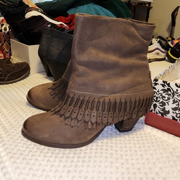 NAUGHTY MONKEY EUC WOMEN'S SIZE  8.5 SWING LOW FRINGE BOOTS - Picture 1 of 12